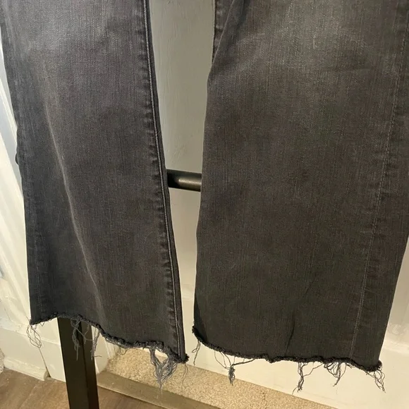 MOTHER The Weekender Fray Black Denim Jeans - Picture 5 of 10